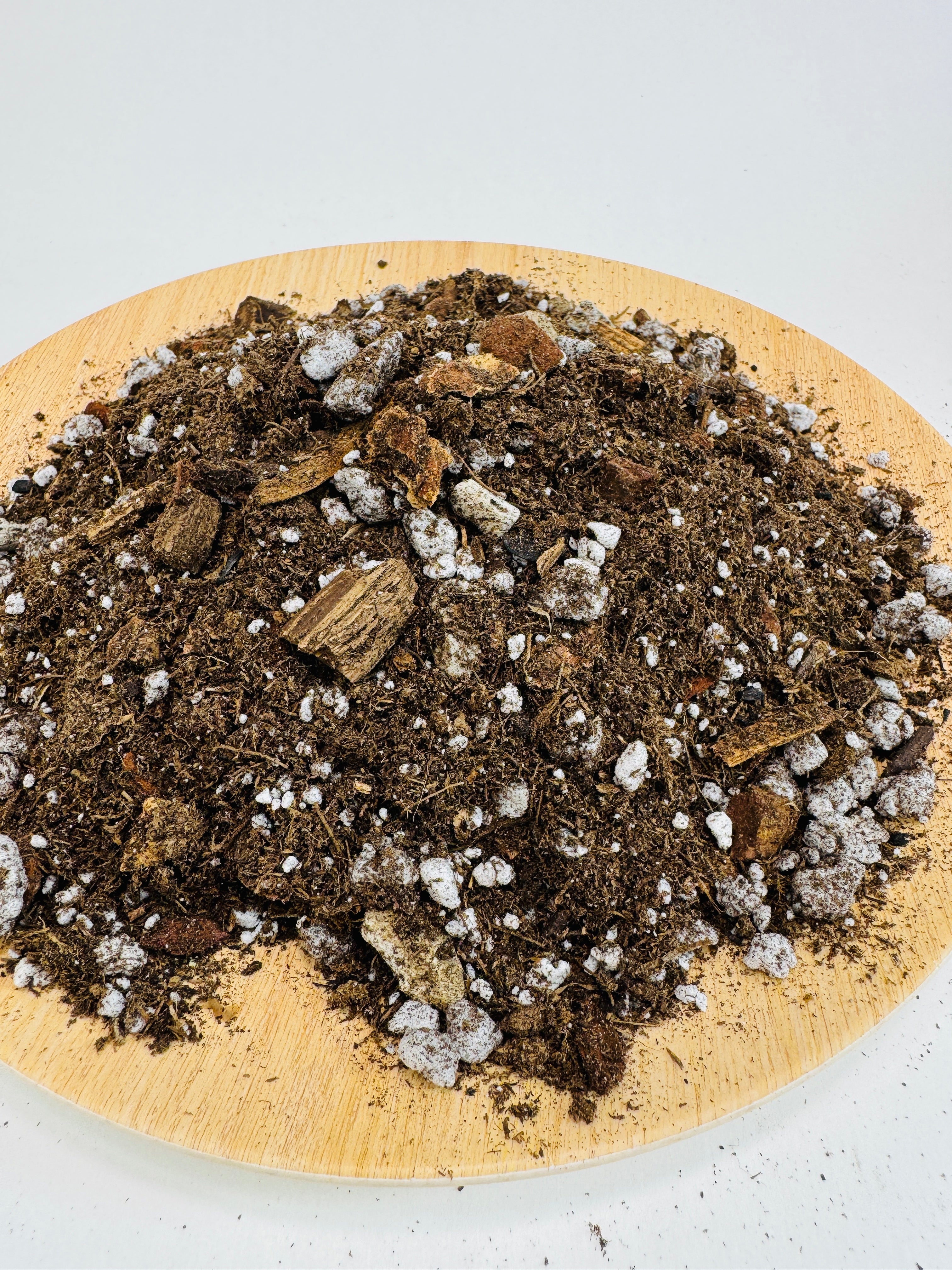 Chunky Classic Premium Potting Mix | Breathable Soil for Houseplants Pothos Peace Lily Peperomia | Well-Draining with Peat Perlite and Bark Chips